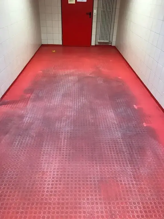 Die Ausgangs-Situation, alter und dreckiger Bodenbelag