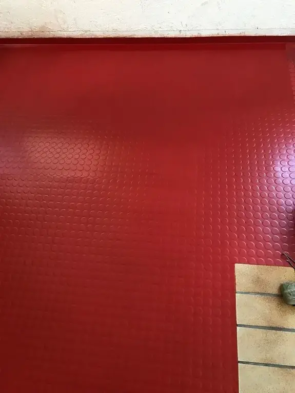 Boden nach Reinigung, Lackierung und Versieglung 