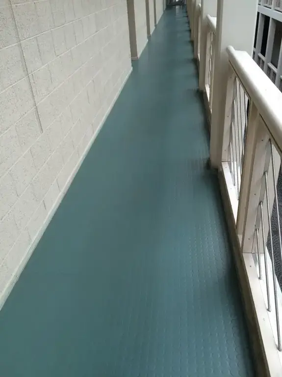 Boden nach Reinigung, Lackierung und Versieglung 