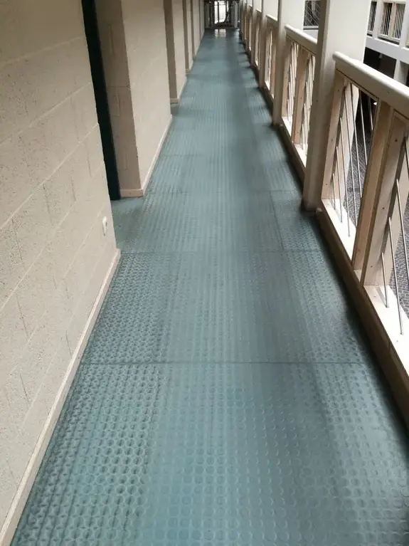 Die Ausgangs-Situation, alter und dreckiger Bodenbelag