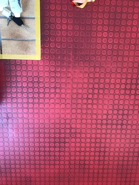 Die Ausgangs-Situation, alter und dreckiger Bodenbelag