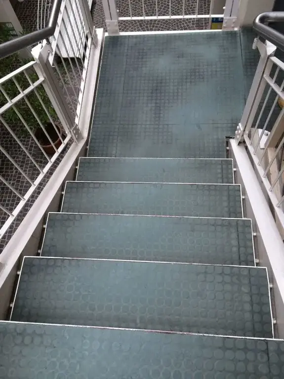 Die Ausgangs-Situation, alter und dreckiger Bodenbelag